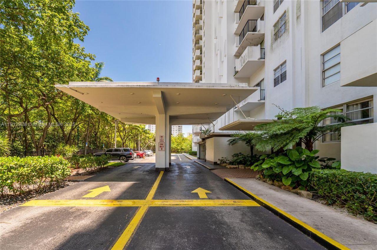 2780 NE 183rd St, Unit 2014, Aventura, FL 33160 Photo