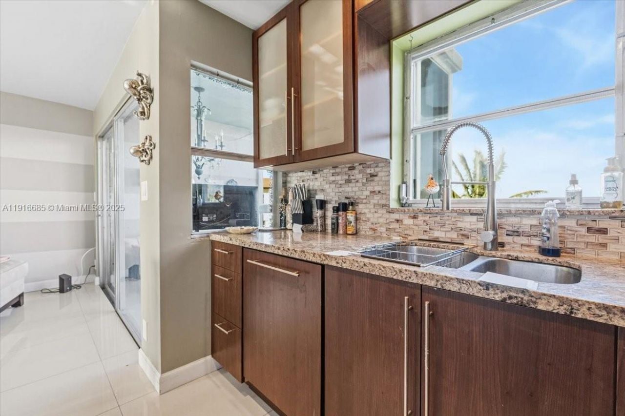 4100 Crystal Lake Dr, Unit 302, Deerfield Beach, FL 33064 Photo