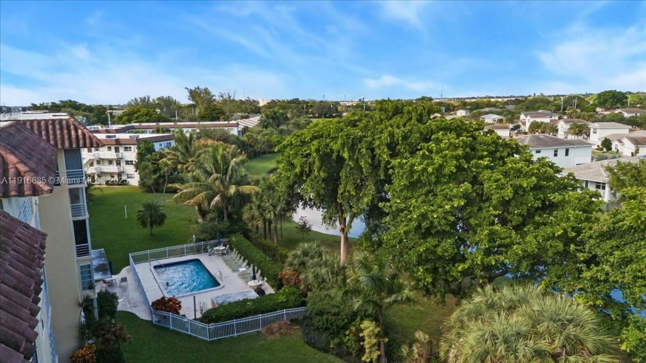 4100 Crystal Lake Dr, Unit 302, Deerfield Beach, FL 33064 Photo