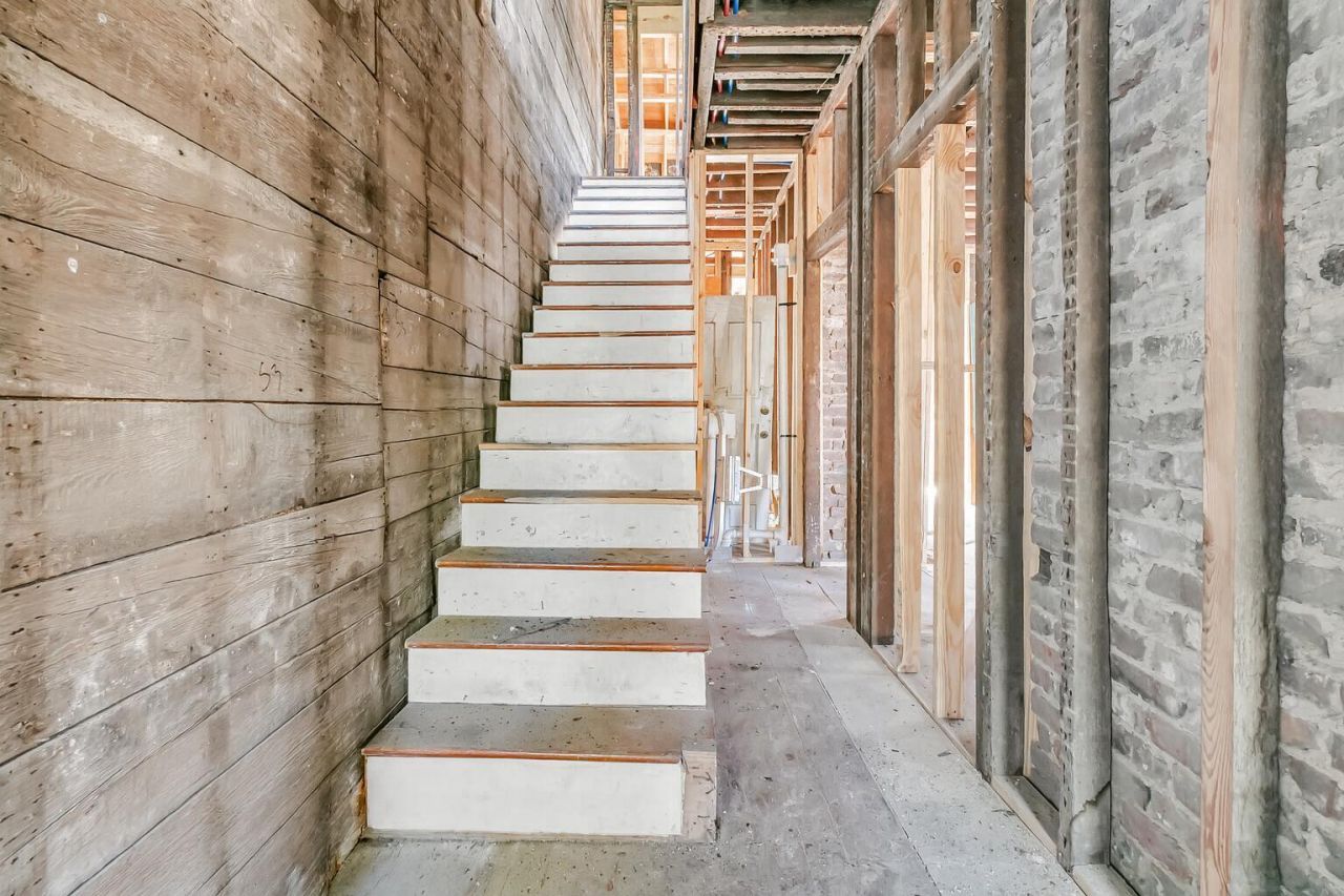 155 Queen Street Photo 6