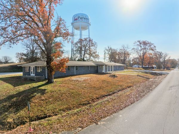 105 Kentucky Ave S, Parsons, TN 38363