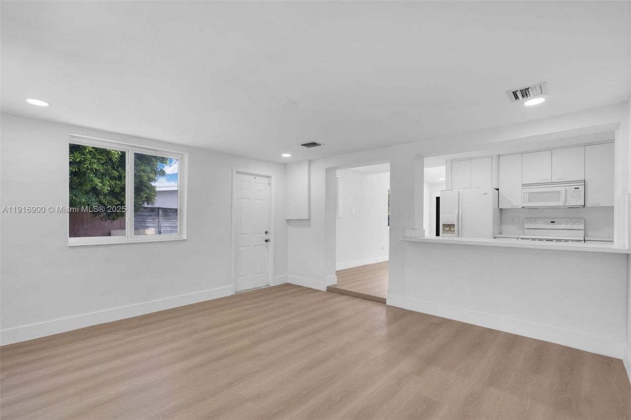 11030 SW 42 St, Miami, FL 33165 Photo