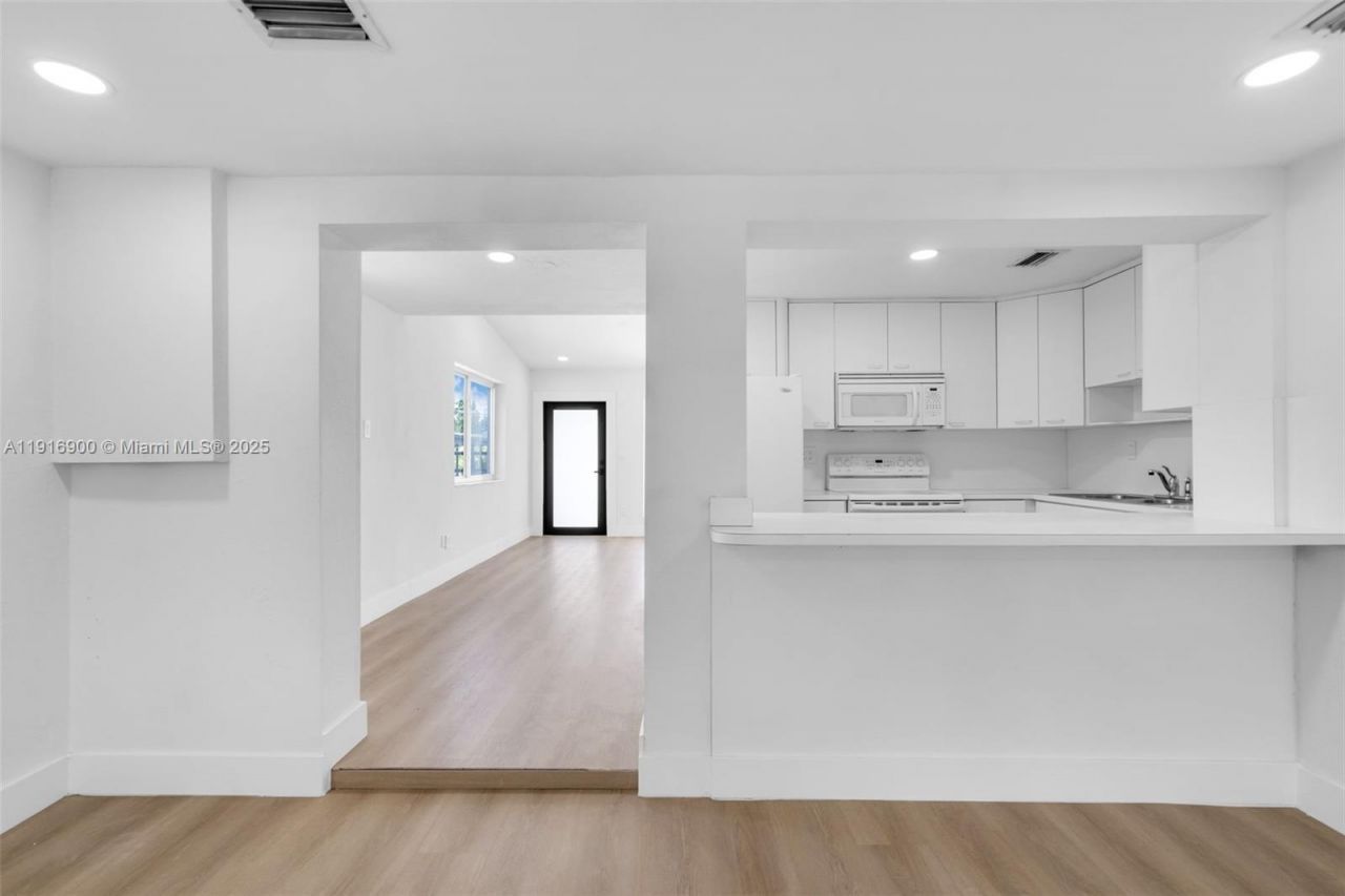 11030 SW 42 St, Miami, FL 33165 Photo