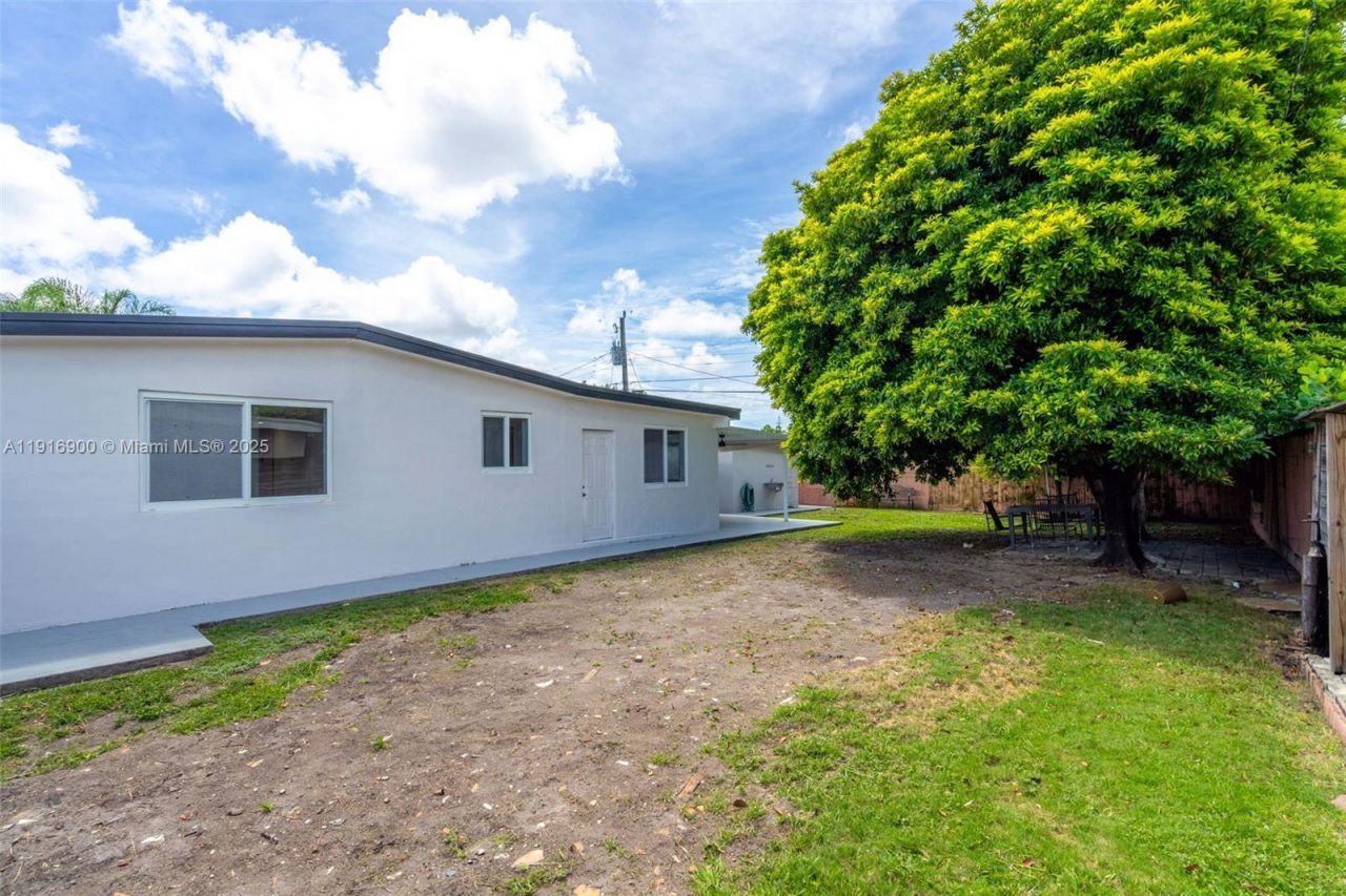 11030 SW 42 St, Miami, FL 33165 Photo