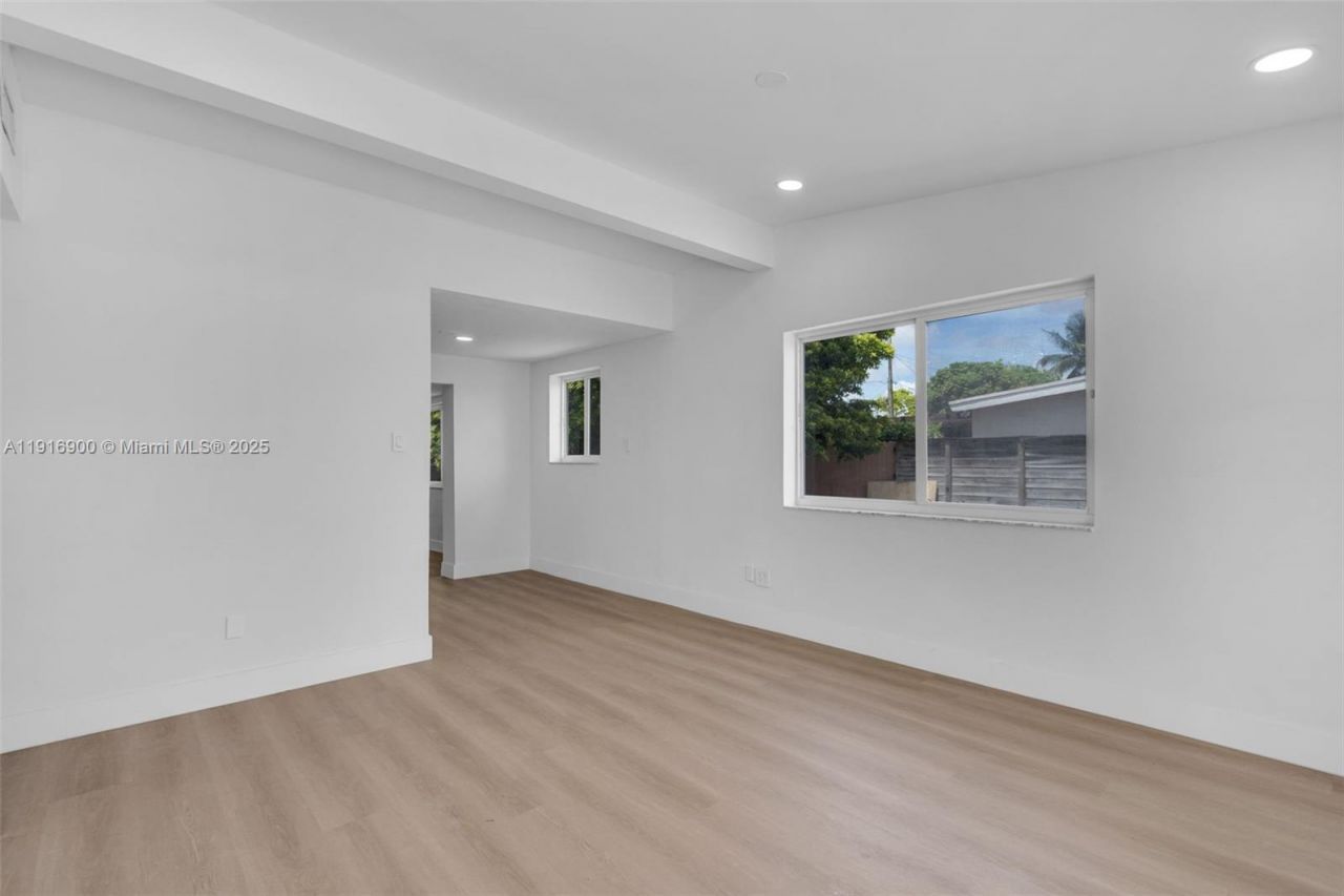 11030 SW 42 St, Miami, FL 33165 Photo