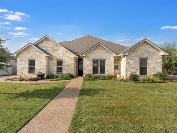717 Wintergreen Drive, Hewitt, TX 76643