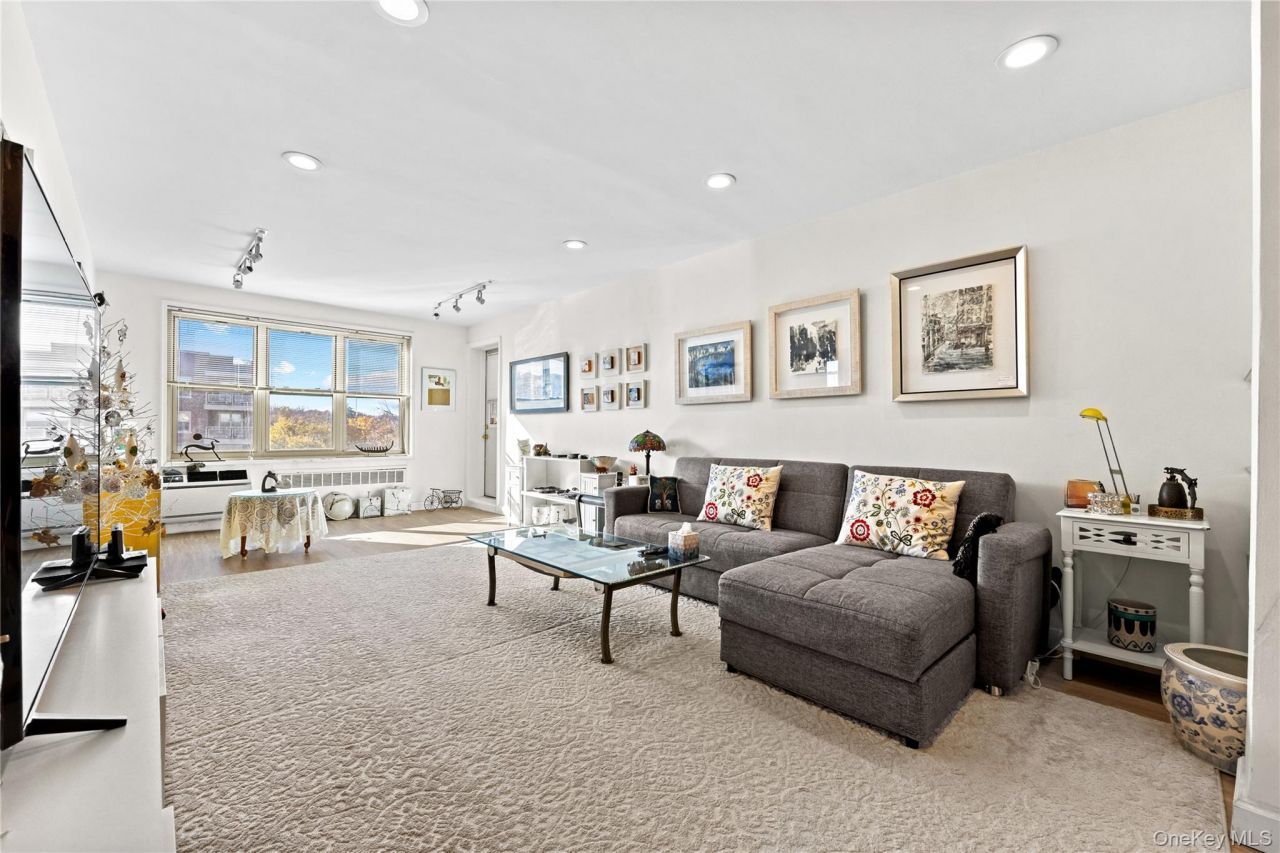 23-45 Bell Boulevard, Unit 5G, Bayside, NY 11360 Main Photo