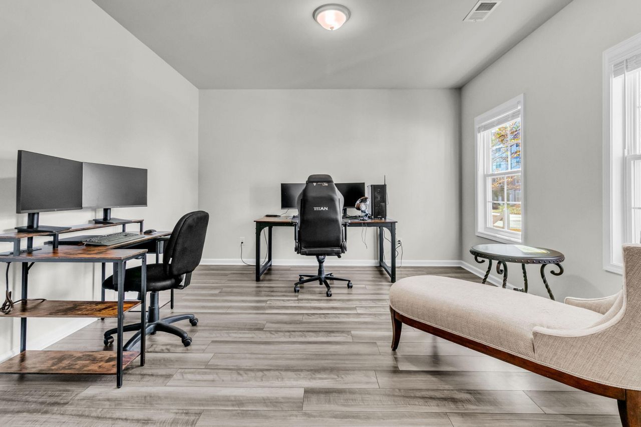 100 Clydesdale Circle Photo 6