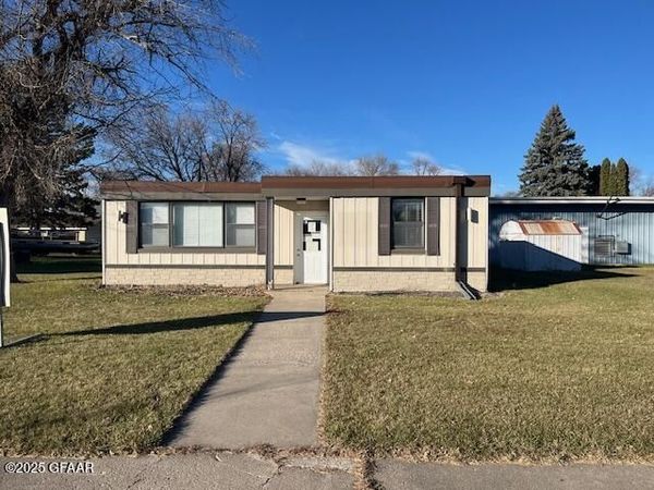 117 2ND Street W, Lakota, ND 58344