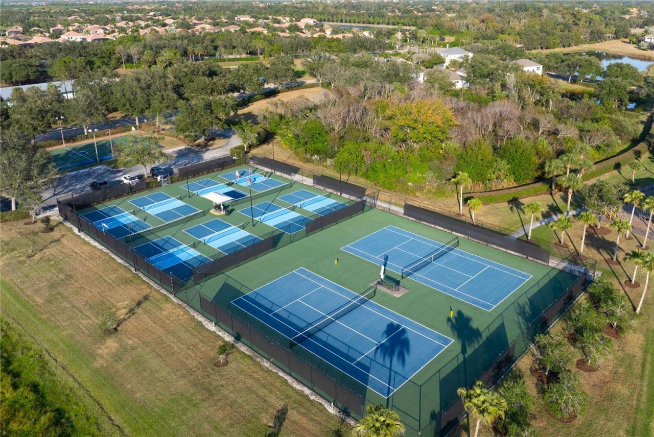 915 Fairwaycove Lane, Unit 204, Bradenton, FL 34212 Photo