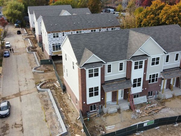 184 N East River Road, Des Plaines, IL 60016