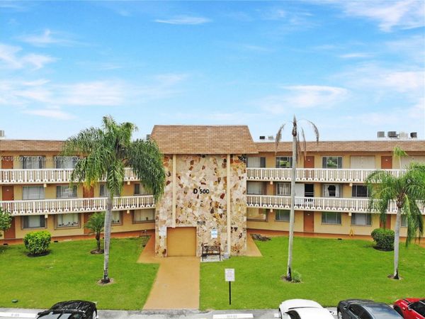 500 W Village Green Cir W, Unit 203, Palm Springs, FL 33461