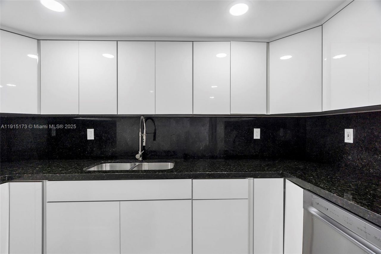 825 Brickell Bay Dr, Unit 1942, Miami, FL 33131 Photo