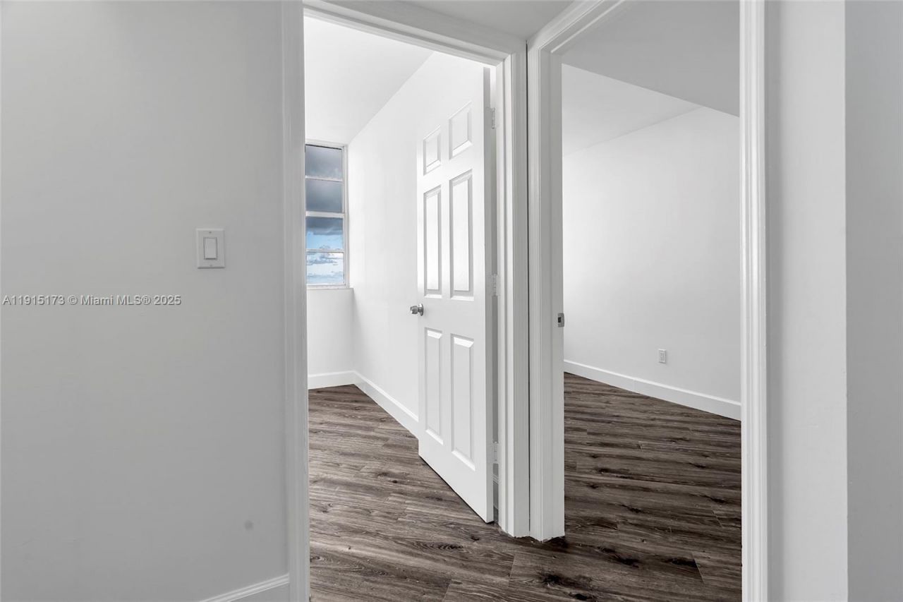 825 Brickell Bay Dr, Unit 1942, Miami, FL 33131 Photo