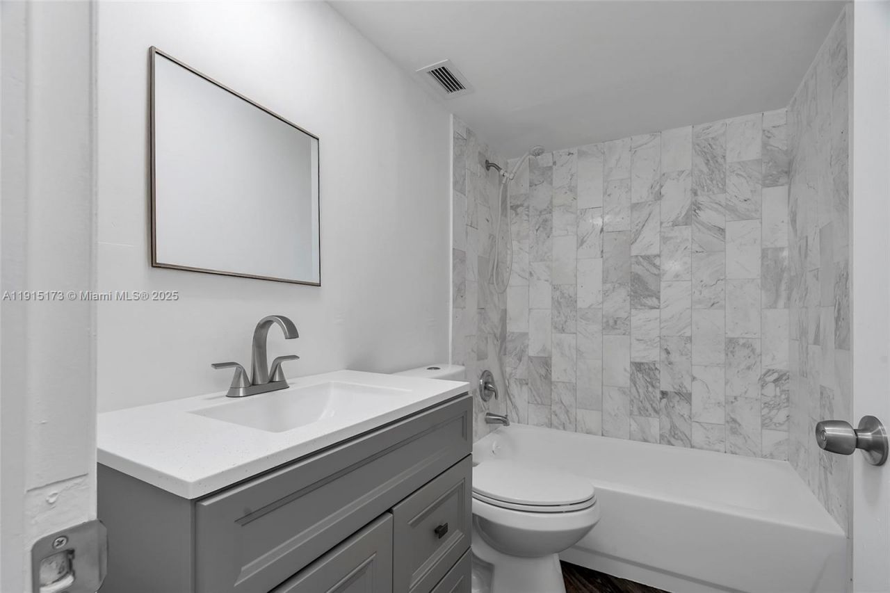 825 Brickell Bay Dr, Unit 1942, Miami, FL 33131 Photo