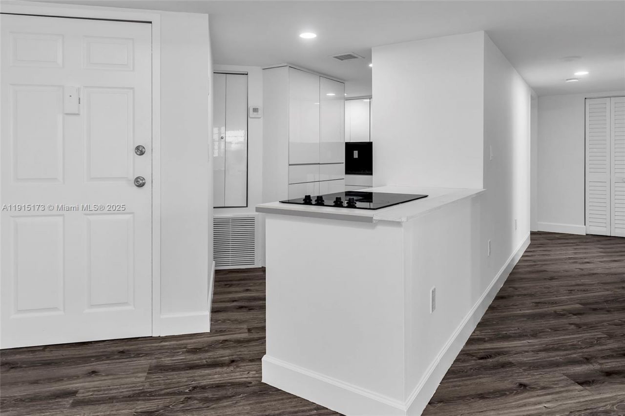 825 Brickell Bay Dr, Unit 1942, Miami, FL 33131 Photo