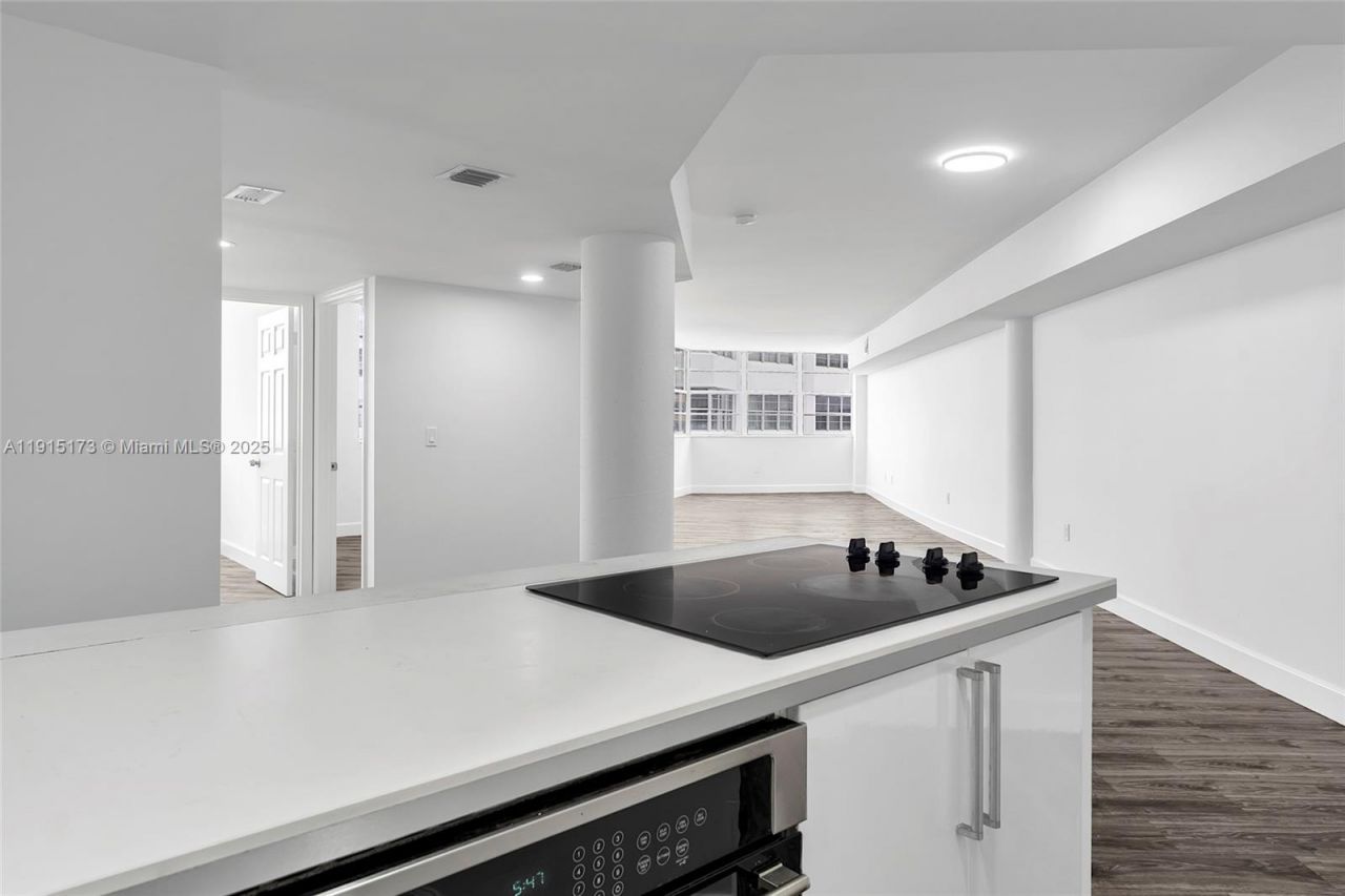 825 Brickell Bay Dr, Unit 1942, Miami, FL 33131 Photo