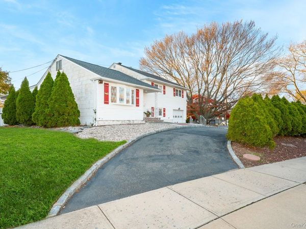 3 Brewster Gate, Massapequa, NY 11758