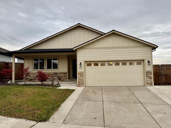 912 Stonewater Drive, Eagle Point, OR 97524