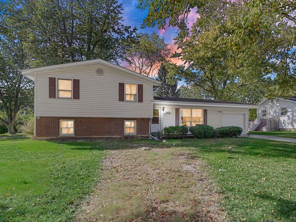 352 Sioux Lane, Carol Stream, IL 60188