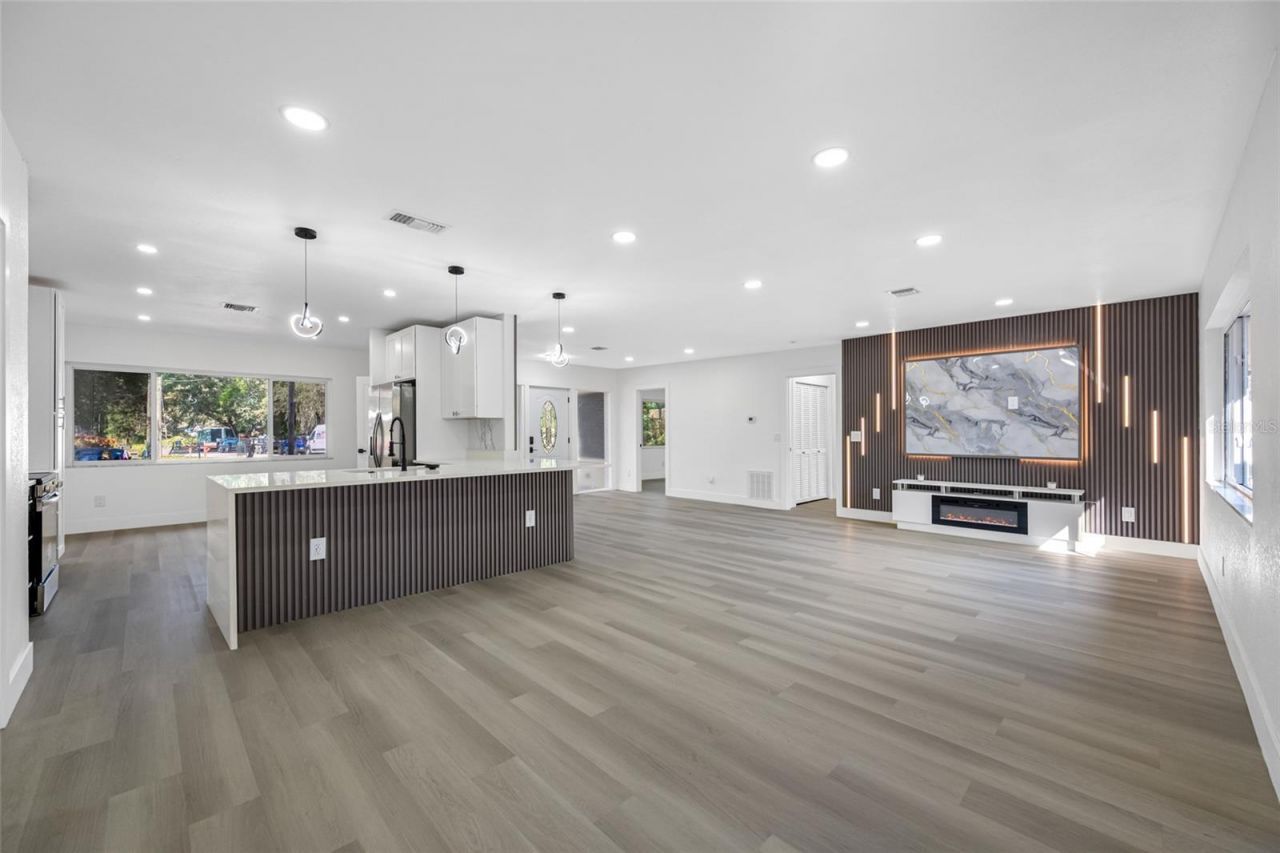 7601 Pine Hill Drive, Tampa, FL 33617 Photo