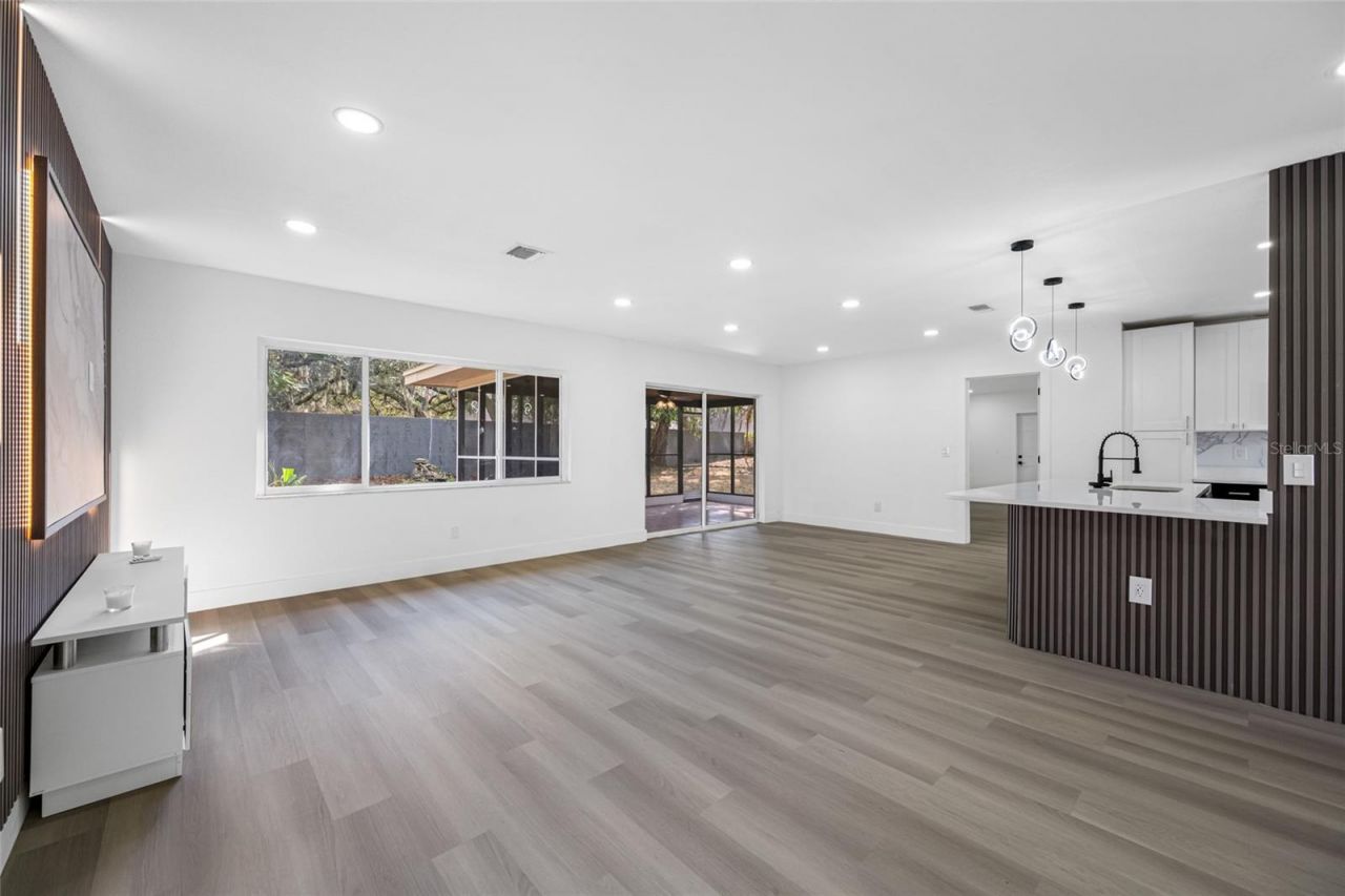 7601 Pine Hill Drive, Tampa, FL 33617 Photo