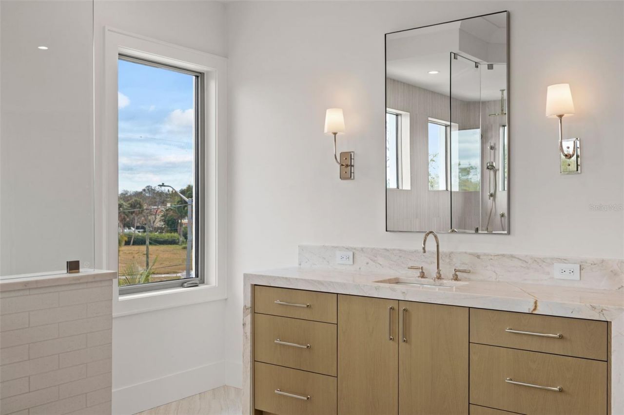 423 S Royal Poinciana Drive, Tampa, FL 33609 Photo