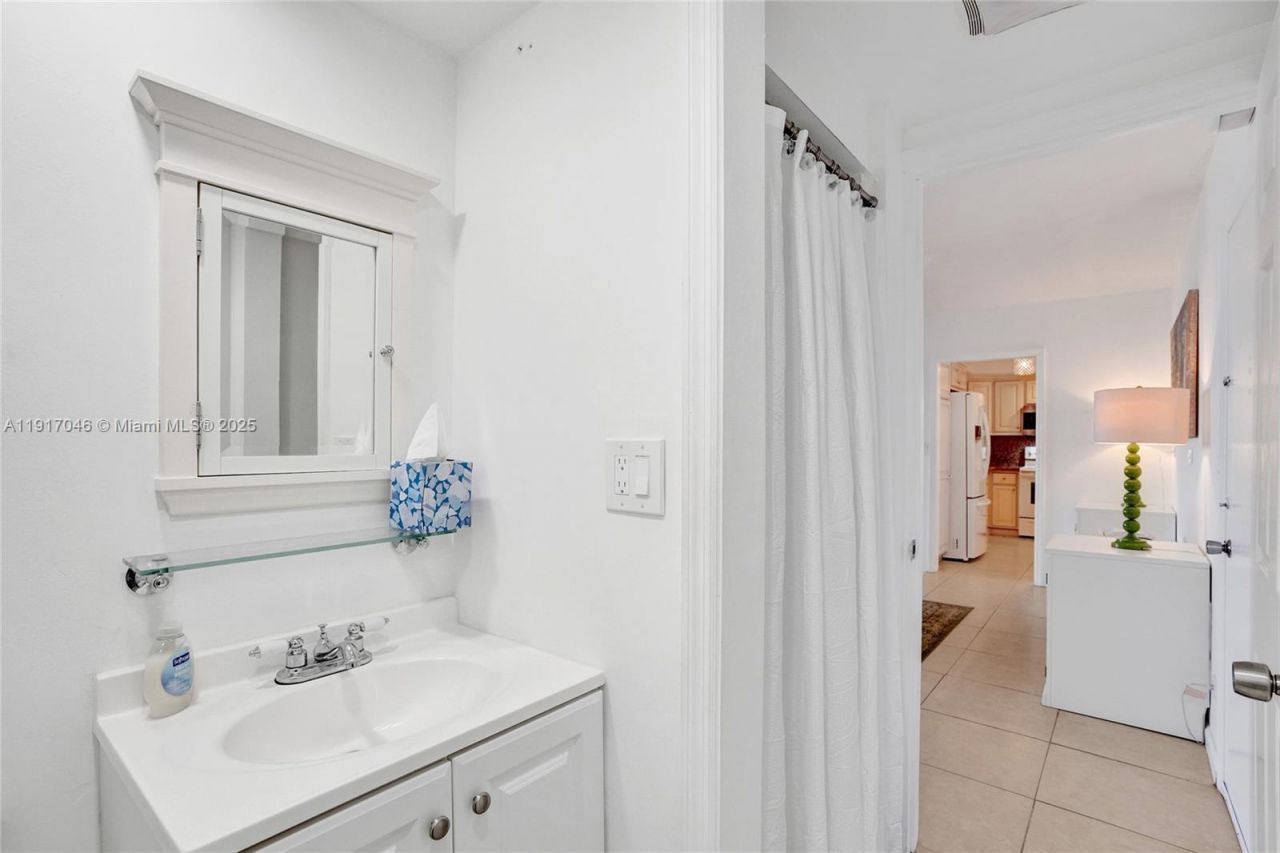 5005 Collins Ave, Unit 707, Miami Beach, FL 33140 Photo