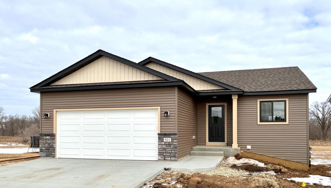 911 3rd Street, Wanamingo, MN 55983 Main Photo