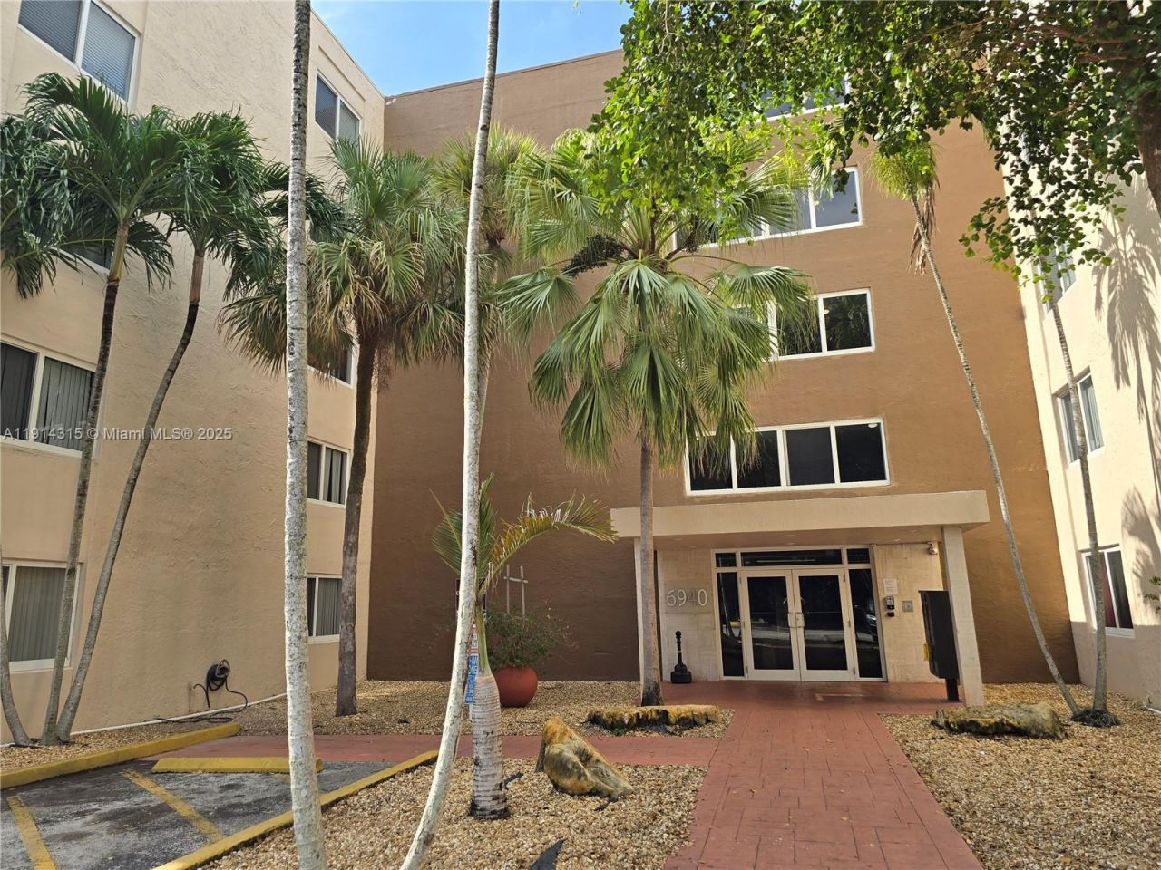 6940 Miami Gardens Dr, Unit 1-319, Hialeah, FL 33015 Photo