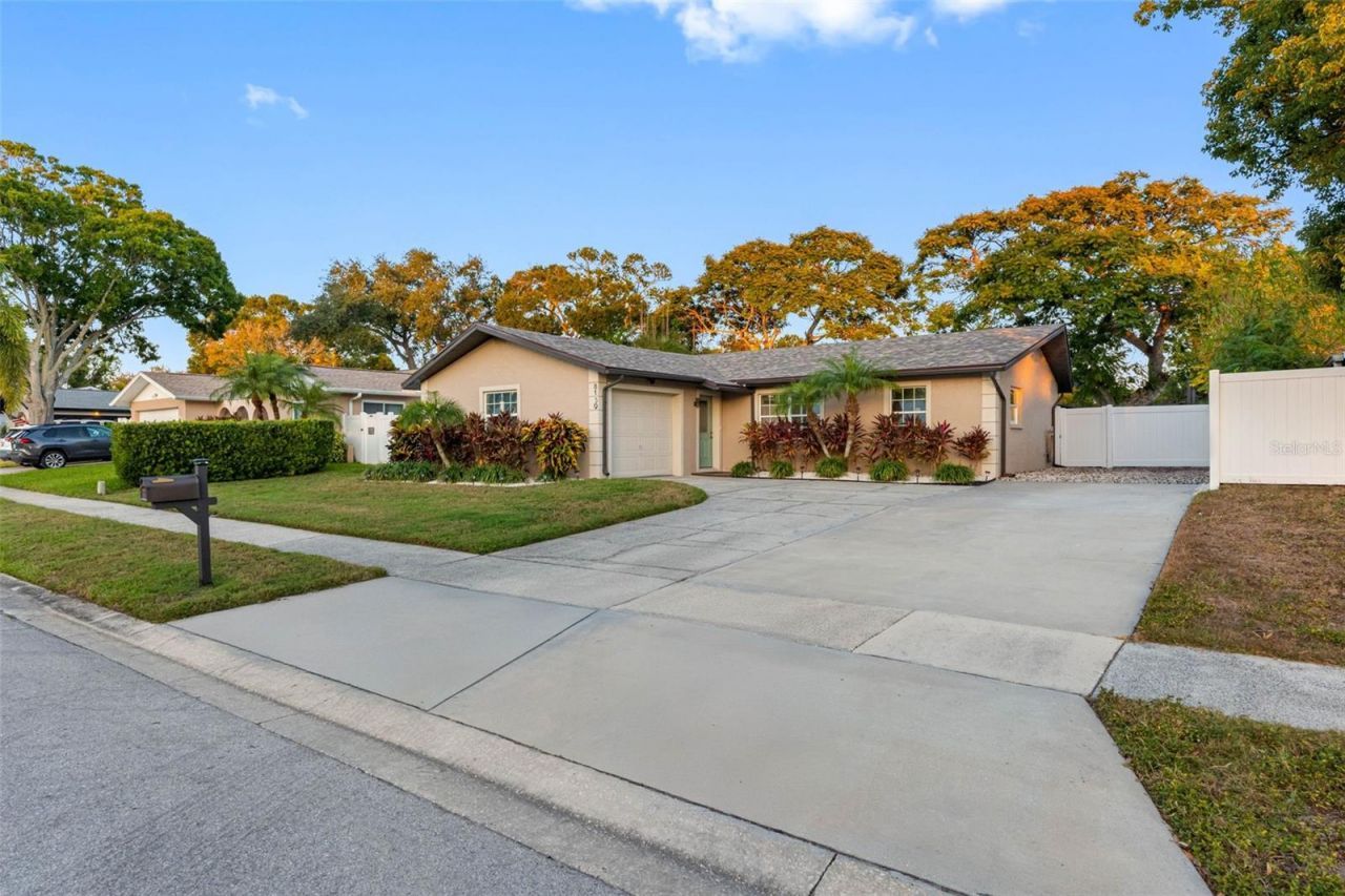 8139 129th Lane N, Seminole, FL 33776 Main Photo