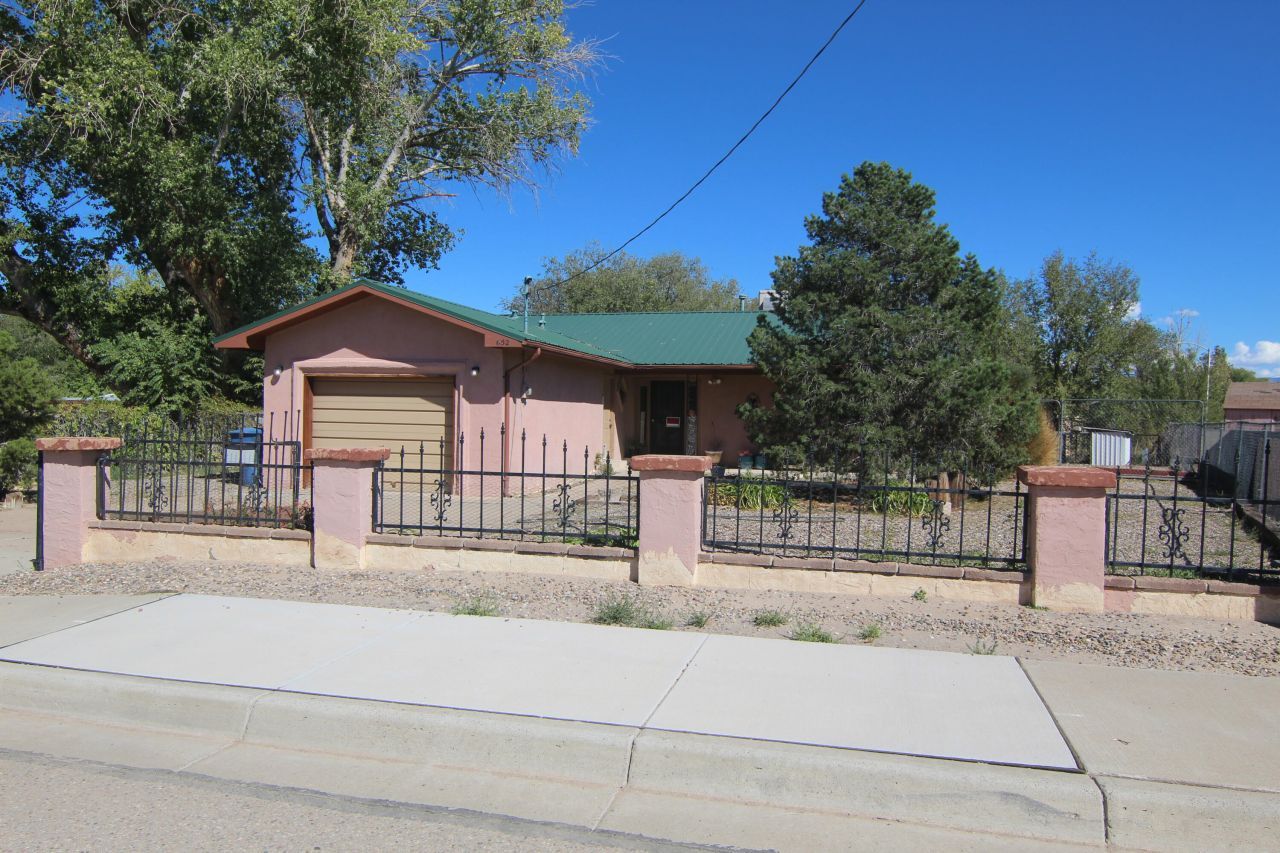 652 Helen Circle, Los Lunas, NM 87031 Main Photo