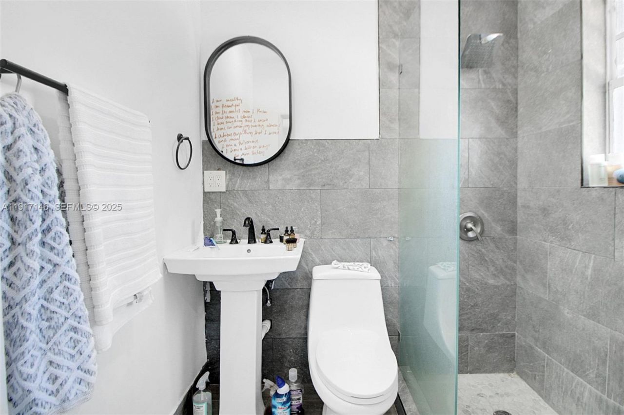 2275 NW 30th St, Miami, FL 33142 Photo