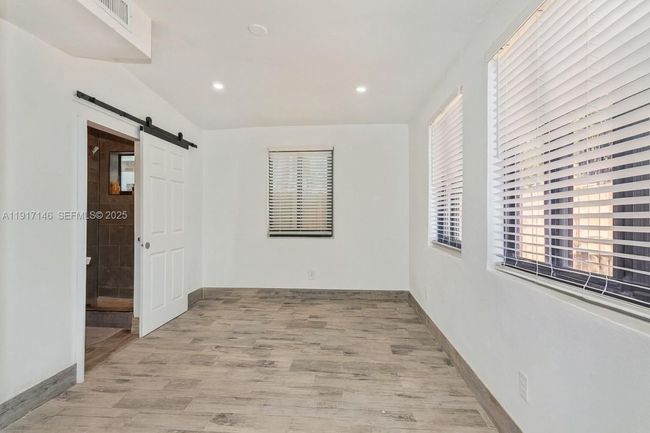 2275 NW 30th St, Miami, FL 33142 Photo