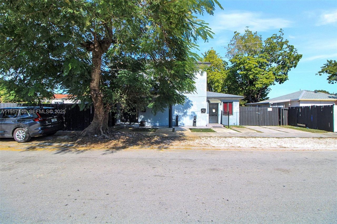 2275 NW 30th St, Miami, FL 33142 Photo