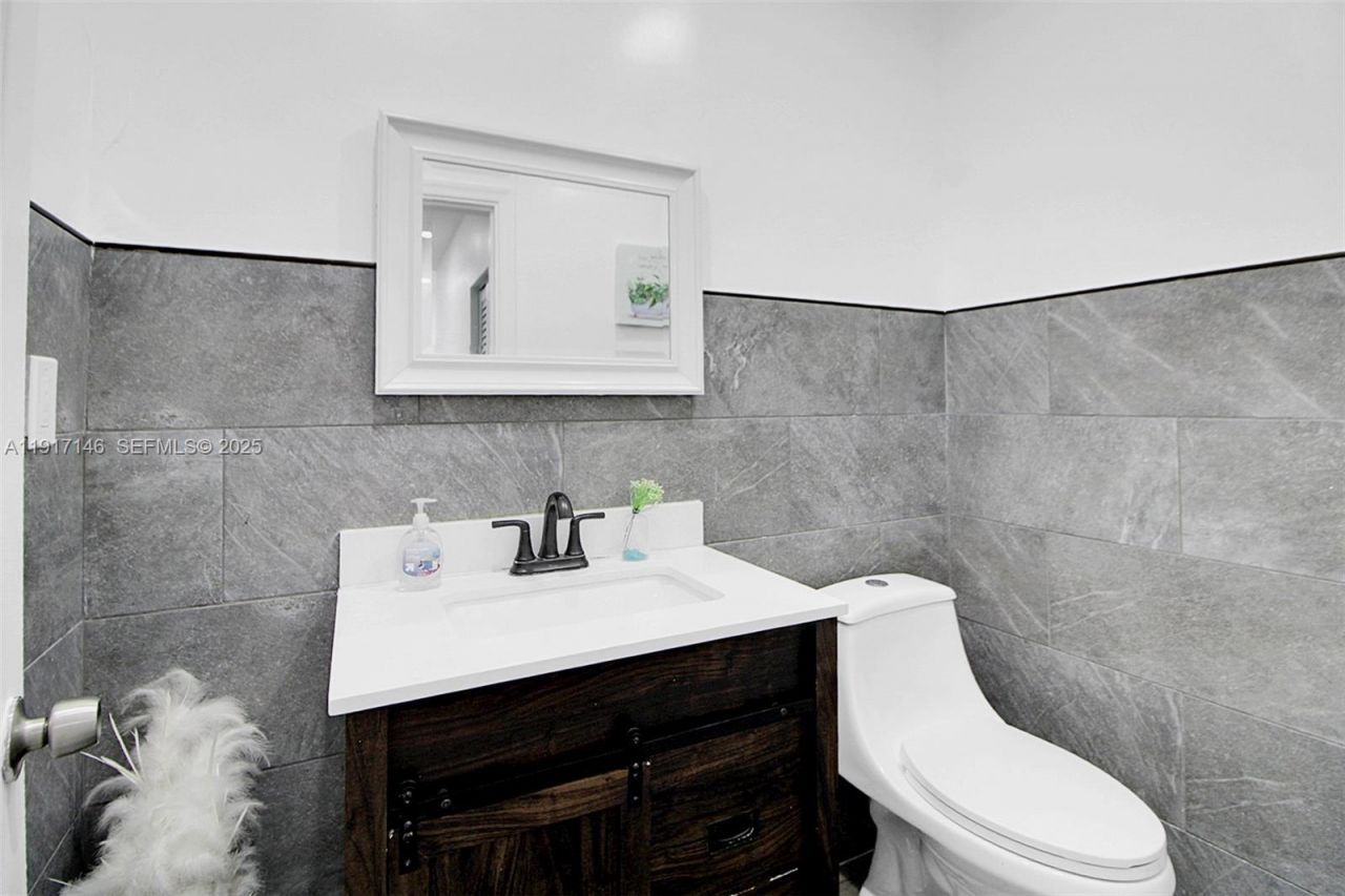 2275 NW 30th St, Miami, FL 33142 Photo