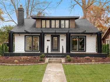 784 Barrington Road, Grosse Pointe, MI 48230