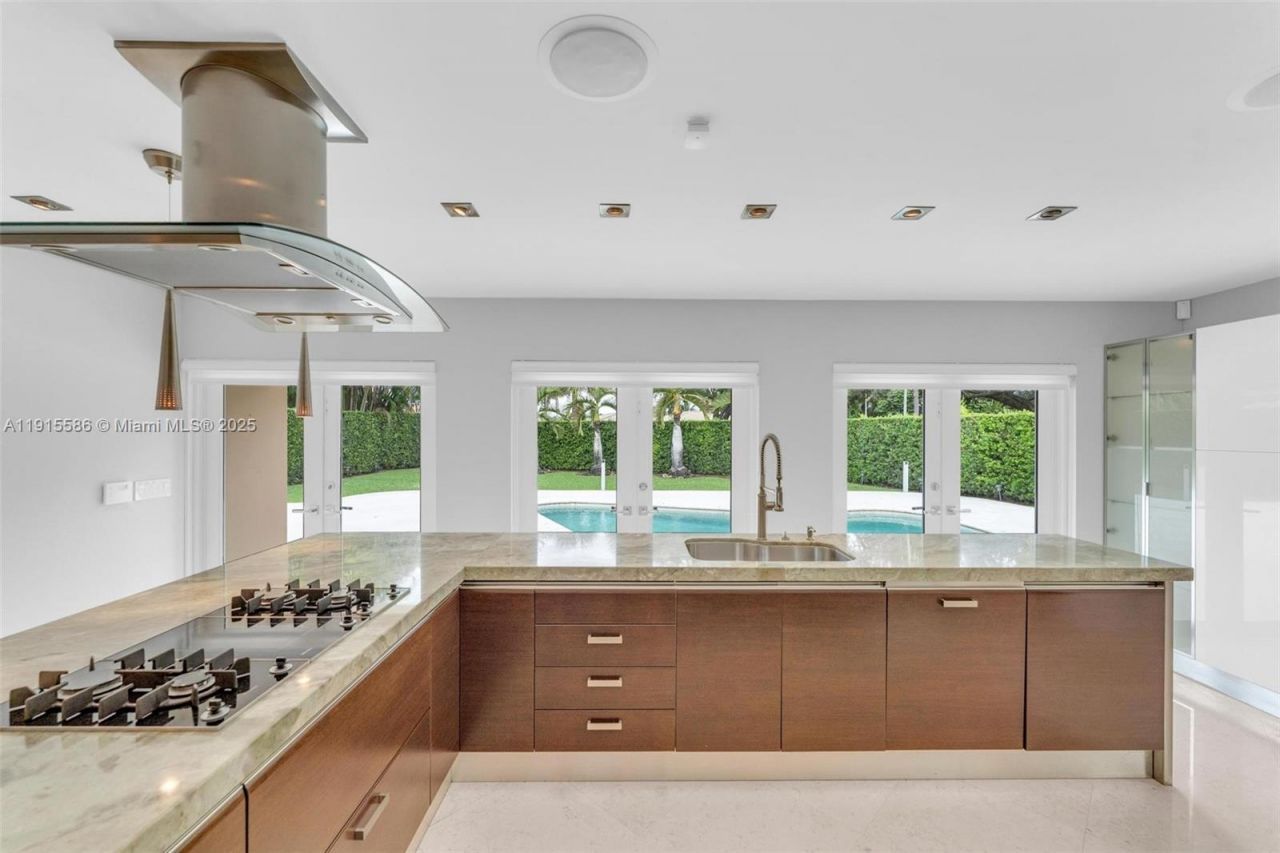 7261 W Troon Cir, Miami Lakes, FL 33014 Photo