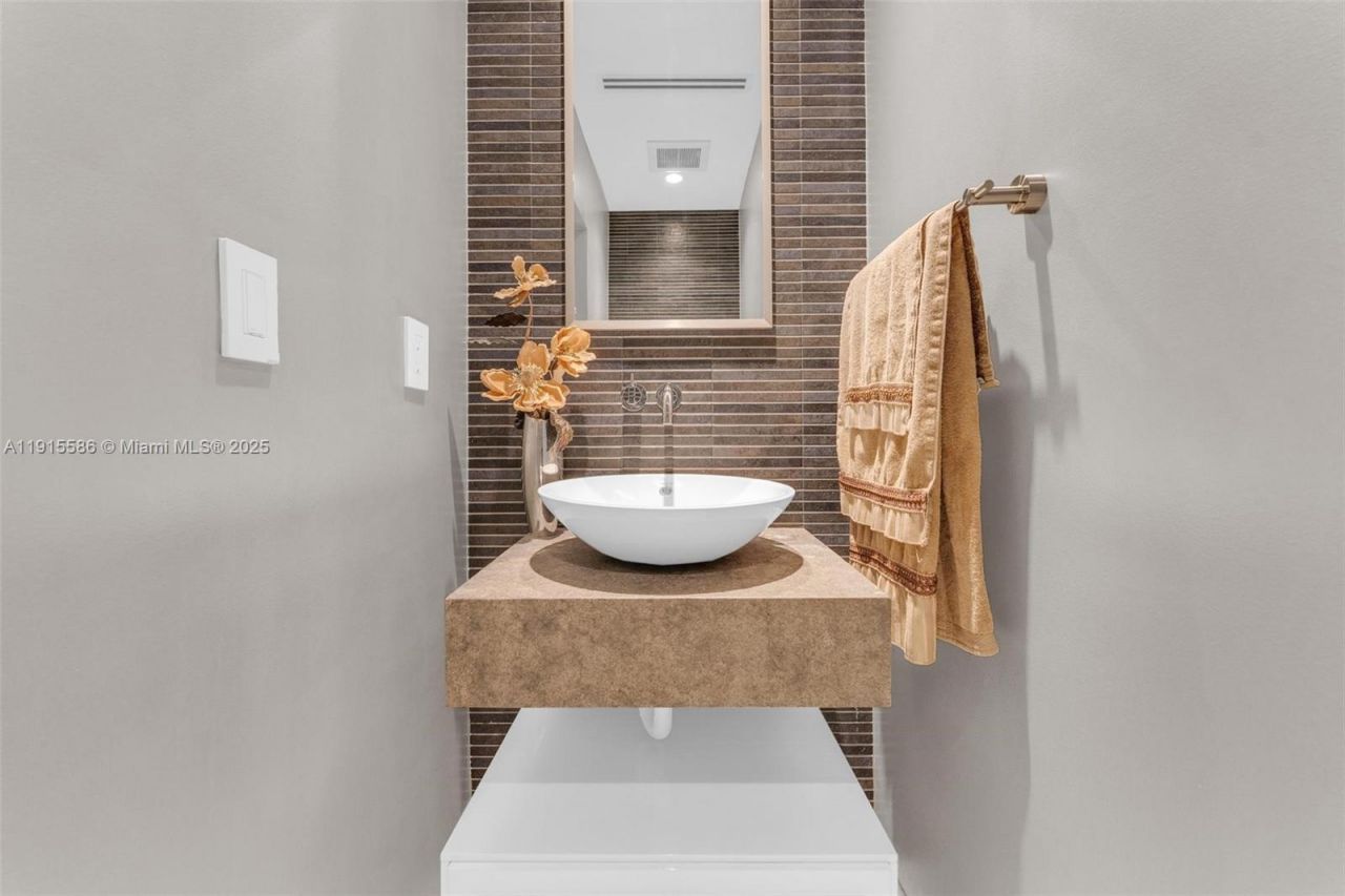 7261 W Troon Cir, Miami Lakes, FL 33014 Photo