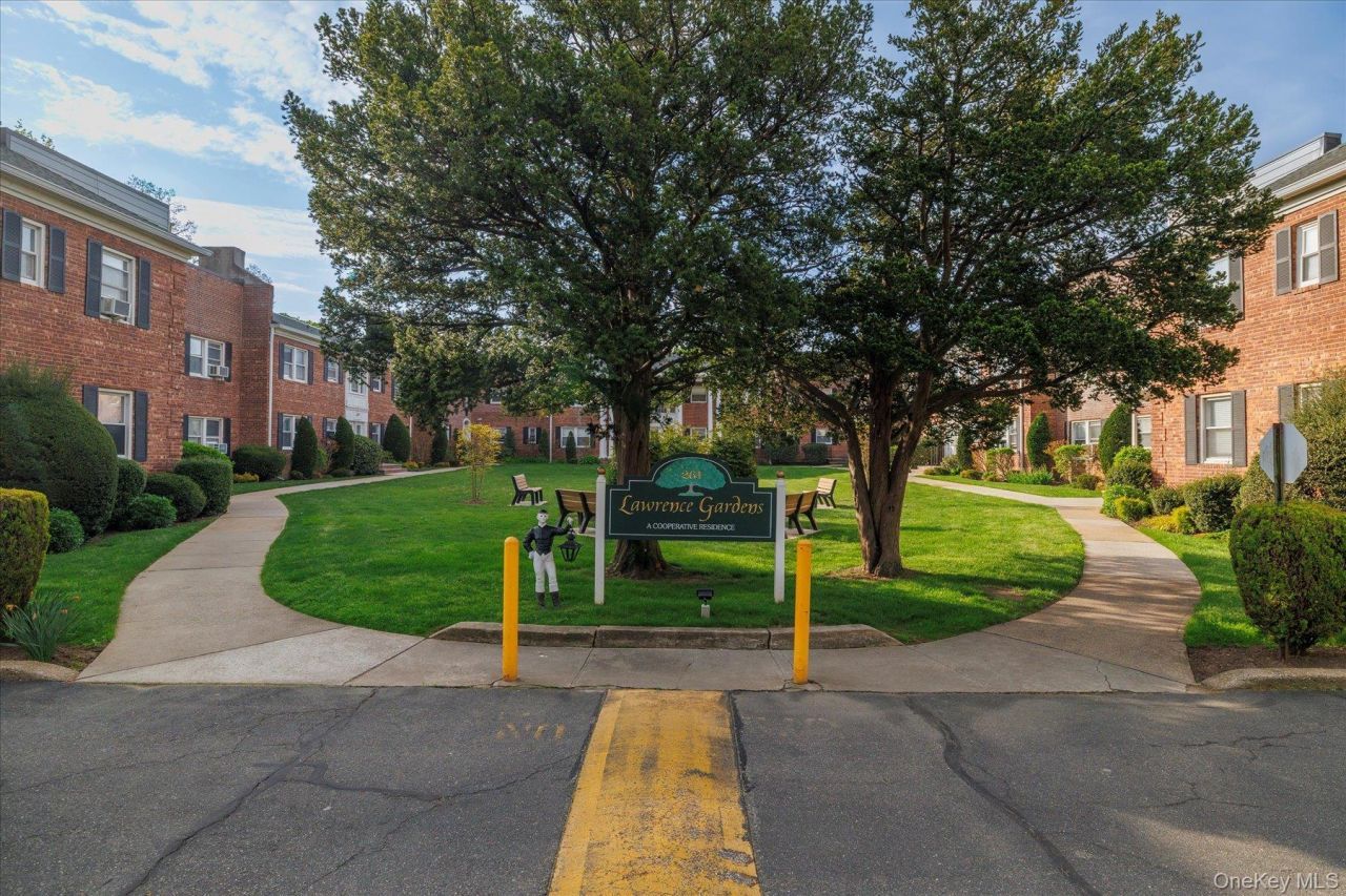 261 Central Avenue, Unit E4, Lawrence, NY 11559 Main Photo