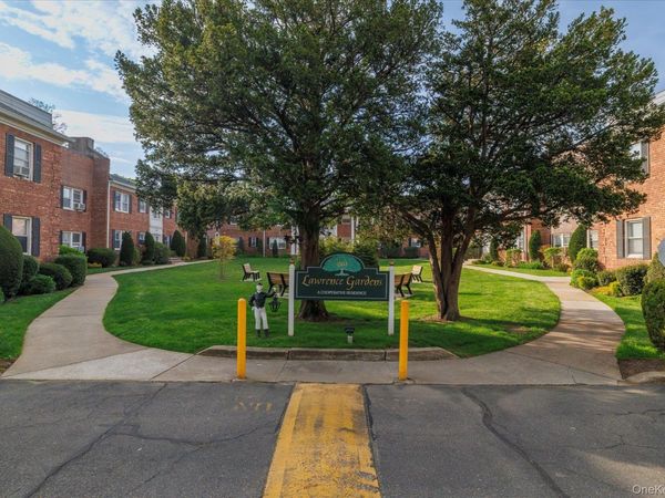 261 Central Avenue, Unit E4, Lawrence, NY 11559