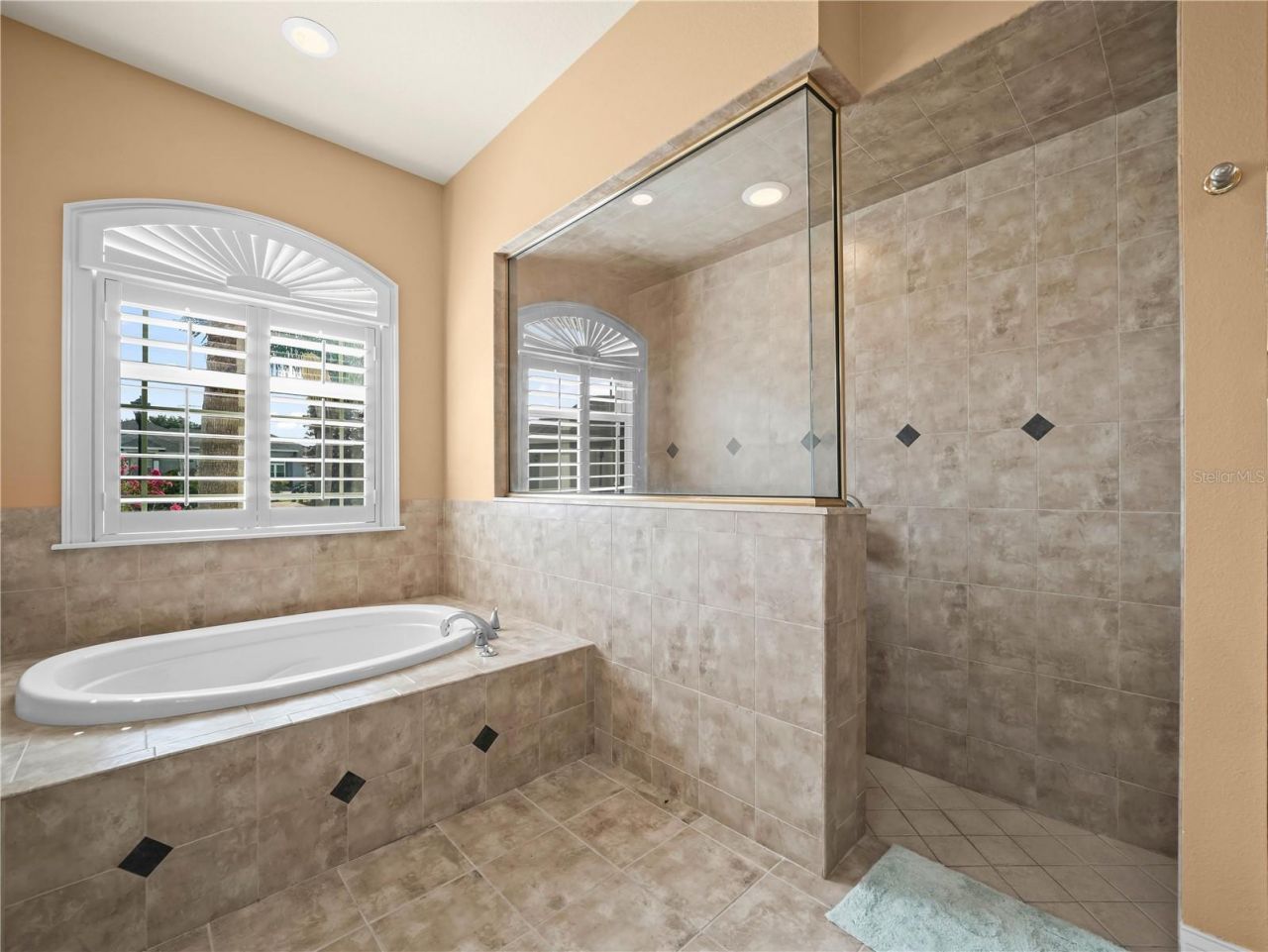 565 Whisper Woods Drive, Lakeland, FL 33813 Photo
