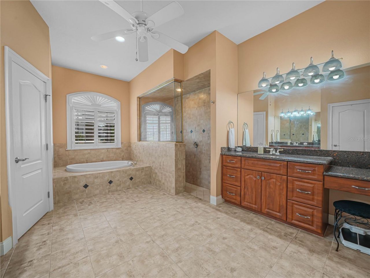 565 Whisper Woods Drive, Lakeland, FL 33813 Photo