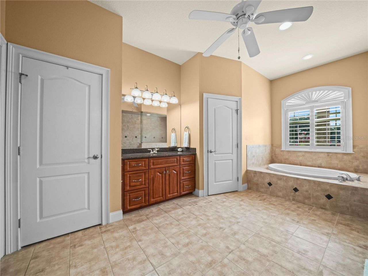 565 Whisper Woods Drive, Lakeland, FL 33813 Photo