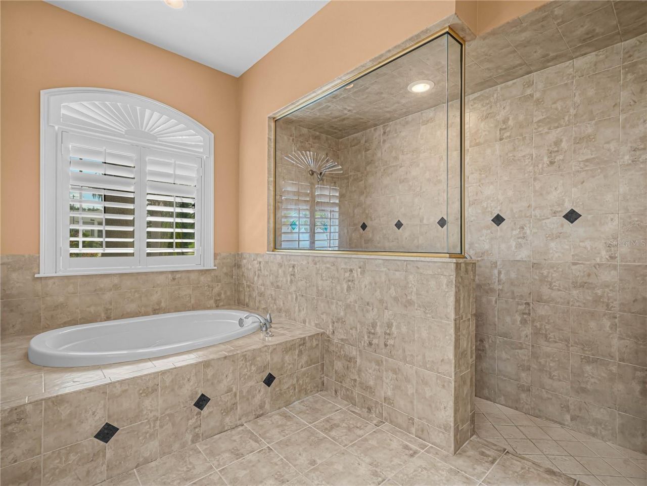 565 Whisper Woods Drive, Lakeland, FL 33813 Photo