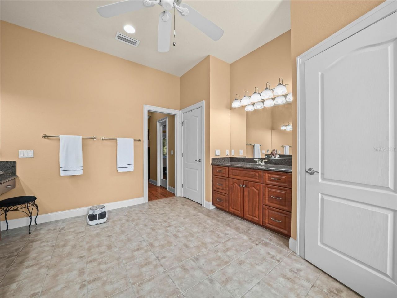 565 Whisper Woods Drive, Lakeland, FL 33813 Photo
