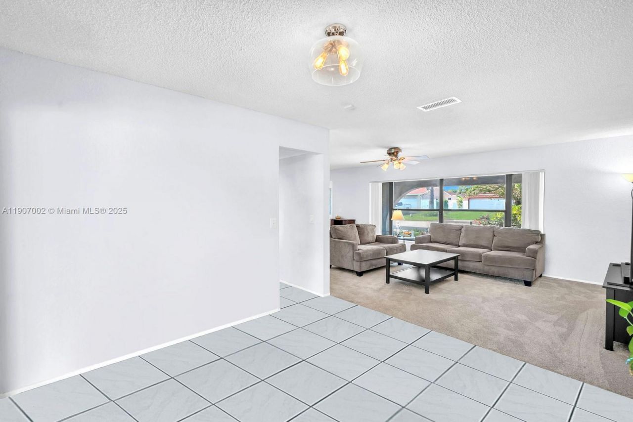 1245 NW 92nd Ave, Pembroke Pines, FL 33024 Photo