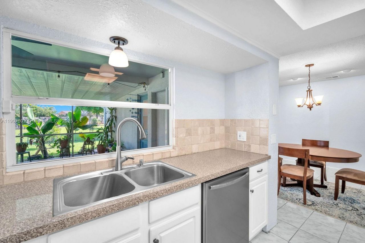 1245 NW 92nd Ave, Pembroke Pines, FL 33024 Photo