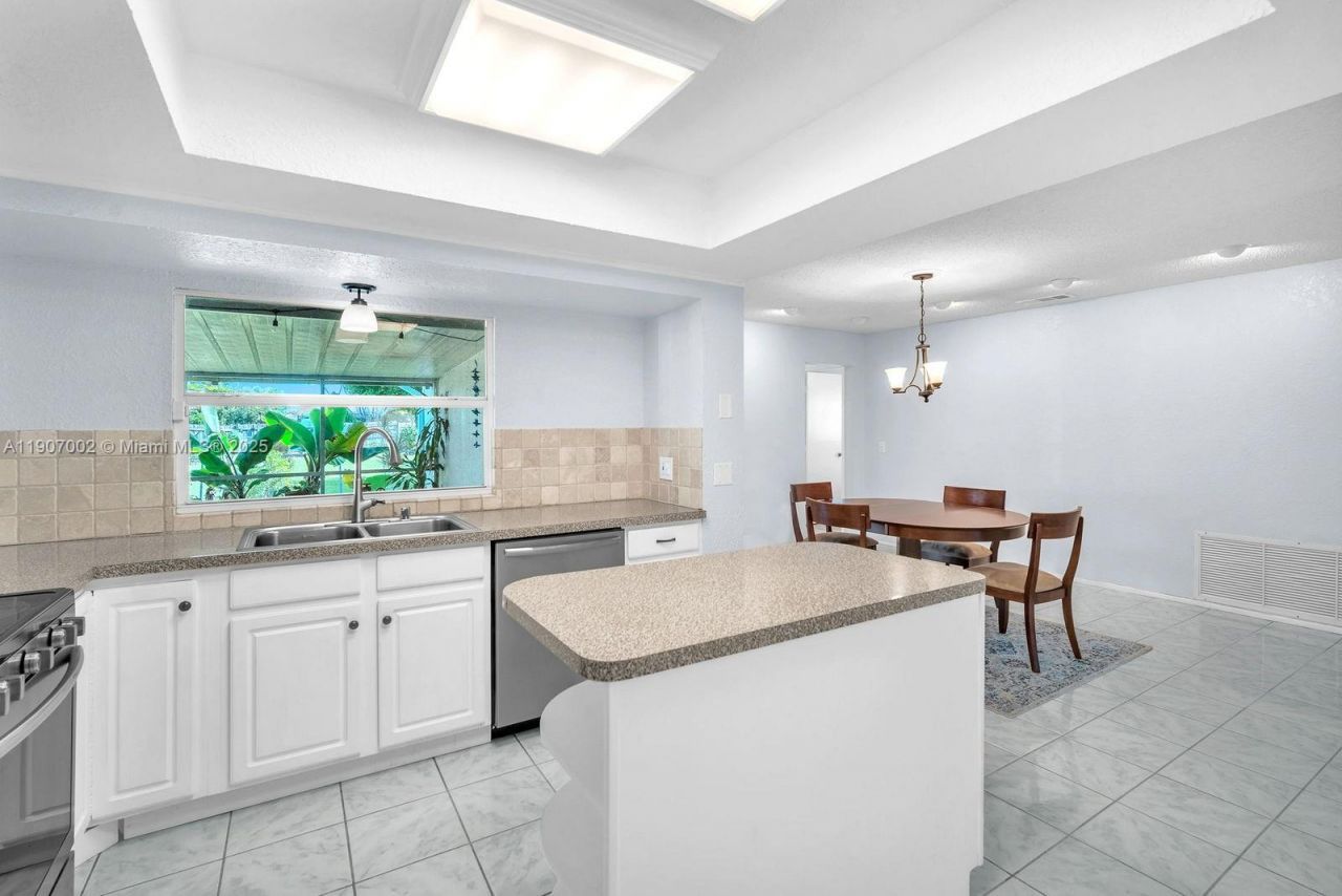 1245 NW 92nd Ave, Pembroke Pines, FL 33024 Photo