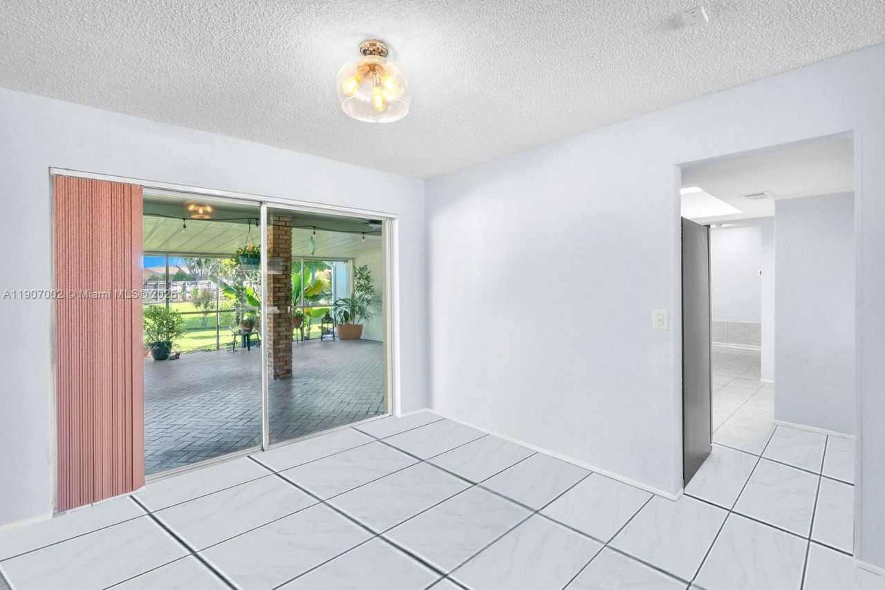 1245 NW 92nd Ave, Pembroke Pines, FL 33024 Photo